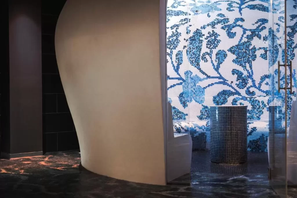 The Donna Portals Diseño interior con mosaicos azules y blancos en espacio para jacuzzi en Mallorca con iluminación tenue