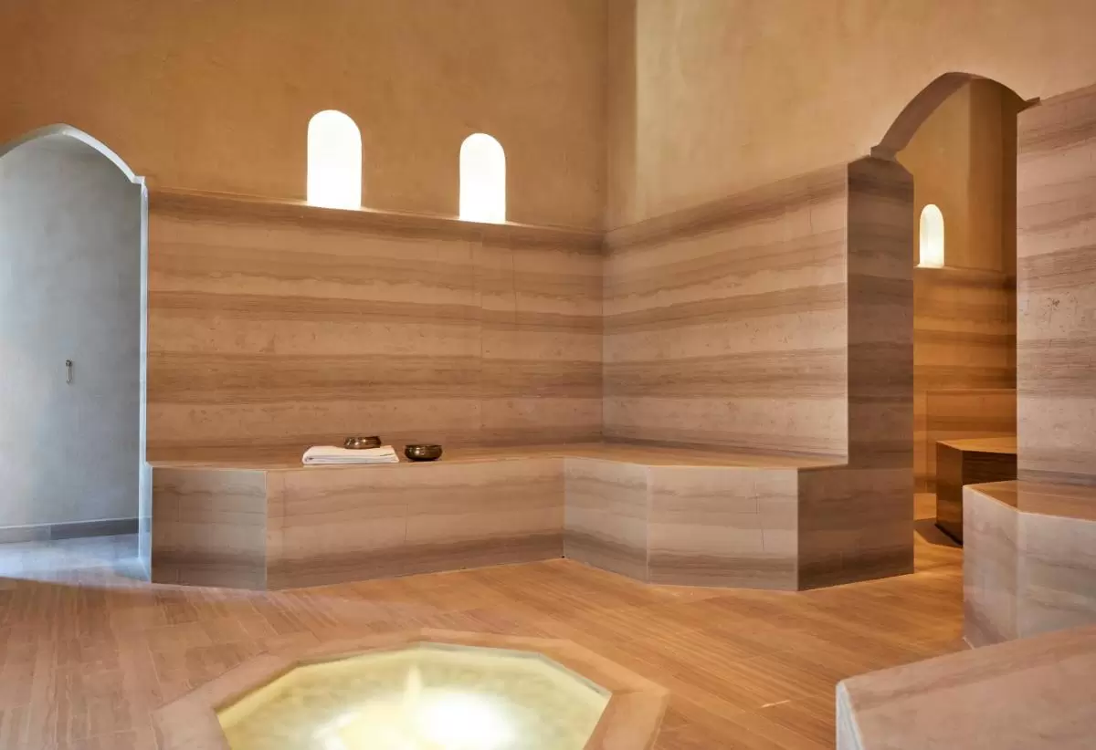 Cap Rocat, a Small Luxury Hotel of the World Diseño minimalista y relajante en espacio interior con piscina o jacuzzi en Mallorca con acabados en piedra beige
