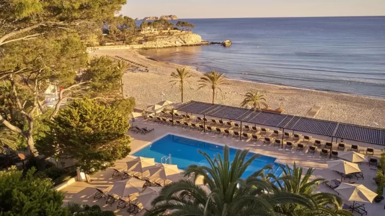 Hoteles con Piscinas en Primera Línea de Playa en España
