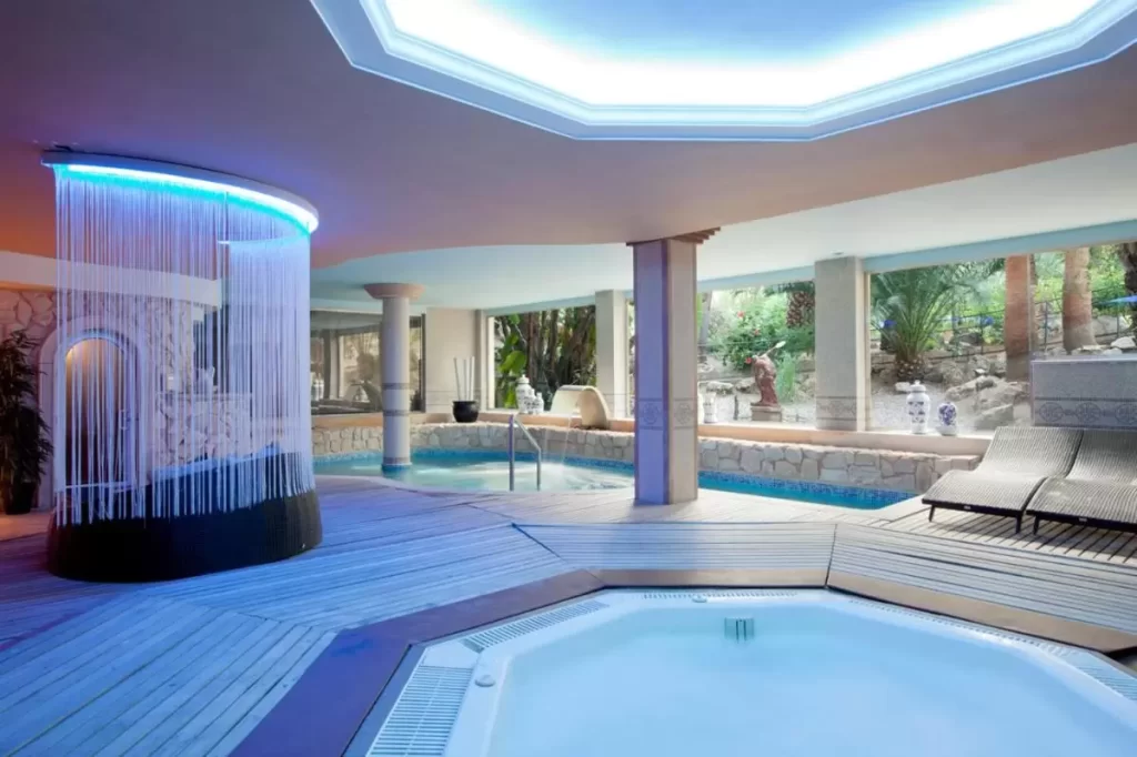 Espacio interior con piscina y jacuzzi en Mallorca con diseño moderno y materiales naturales