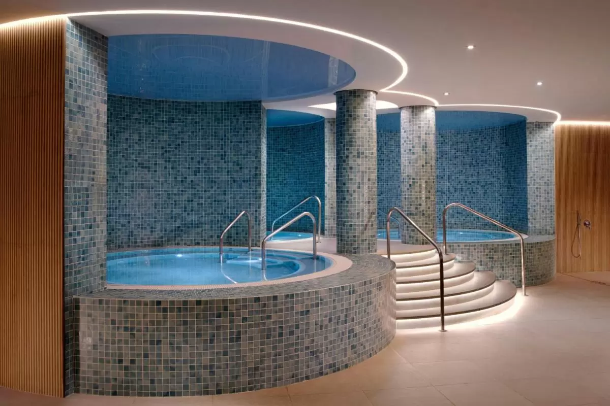 Marriott’s Club Son Antem Espacio interior con tinas circulares elevadas y revestimiento de mosaicos en tonos azules y verdes en Mallorca