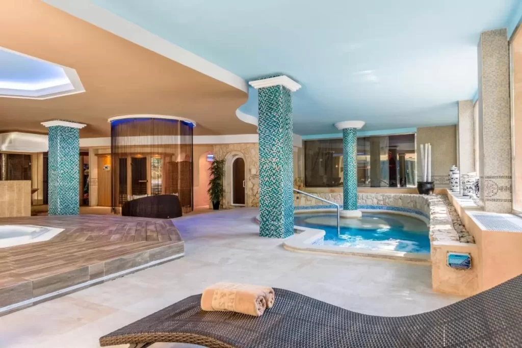 Espacio interior de bienestar con piscina pequeña, jacuzzi y diseño relajante en Mallorca