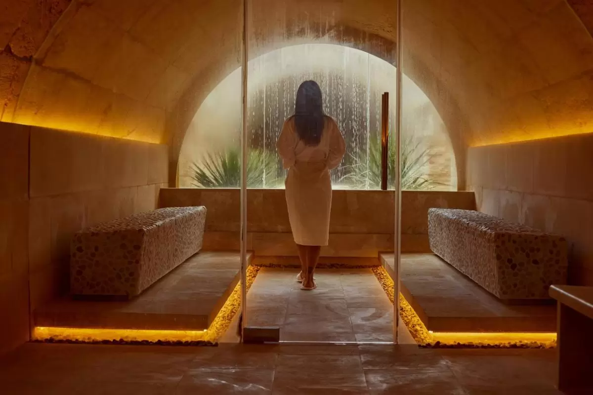Espacio interior rústico y moderno con cascada y zona de relajación en Mallorca
