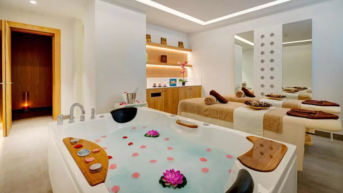Hipotels Playa de Palma Palace&Spa Habitación de spa en Mallorca con bañera de hidromasaje, camillas de masaje y ambiente relajante y luminoso