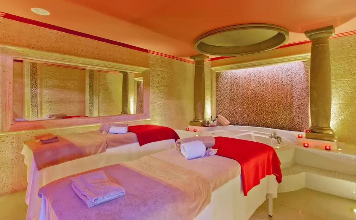 Habitación de spa en Mallorca con camillas, bañera empotrada y ambiente cálido para relajación y bienestar