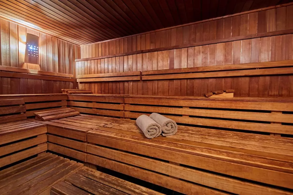 Pula Suites Boutique Resort Interior de sauna de madera con bancos escalonados y luz cálida para ambiente relajante en Mallorca