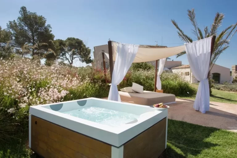 Jacuzzi exterior con pérgola de madera y espacio lounge rodeado de naturaleza en Mallorca