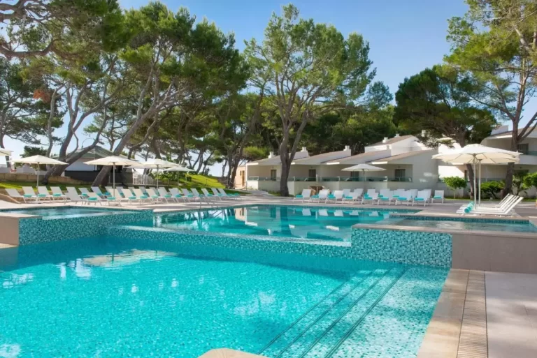 Piscina al aire libre con diseño en dos niveles y revestimiento de mosaicos azul turquesa en Mallorca