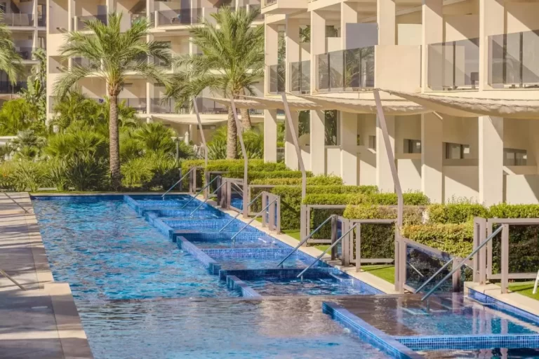 Piscina al aire libre con diseño moderno y niveles escalonados en entorno natural de Mallorca