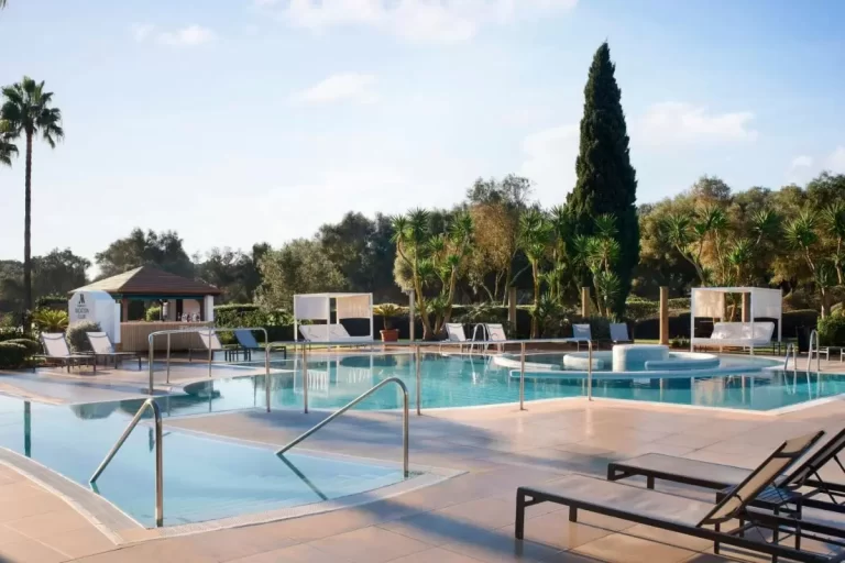 Piscina al aire libre con jacuzzi y zona de descanso en entorno natural en Mallorca
