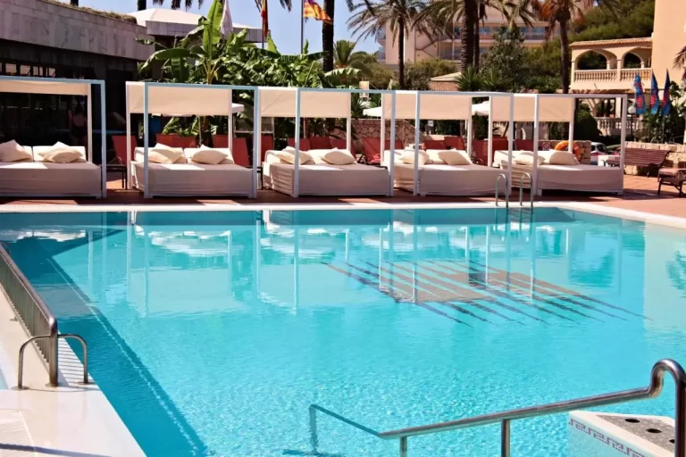 Hoteles con Piscinas al Aire Libre con Vistas Urbanas en España