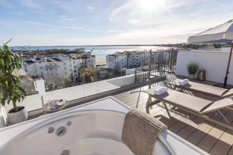 Terraza con jacuzzi y vistas panorámicas al mar y edificaciones residenciales en Mallorca