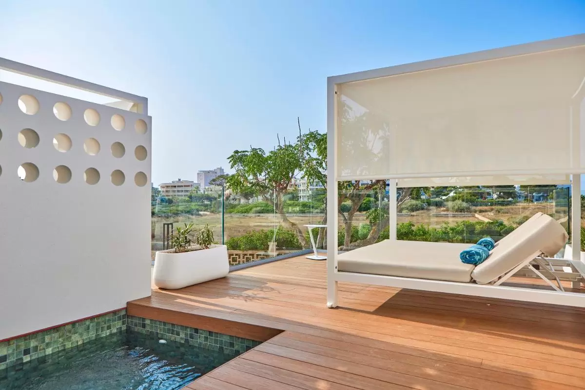 Terraza moderna con piscina pequeña, daybed con toldo y vistas despejadas en Mallorca